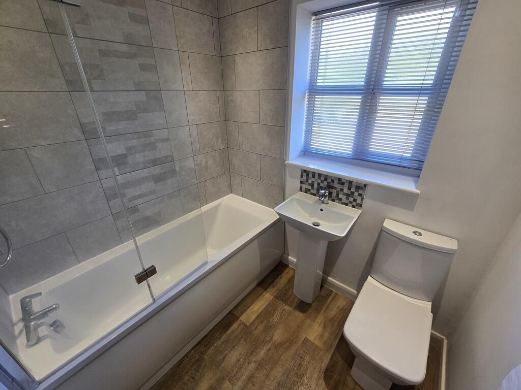 Main Bathroom 