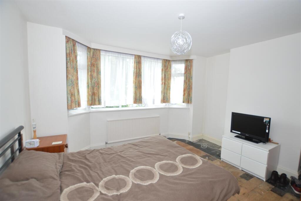 36 Derwent Road bed 1 (2).JPG