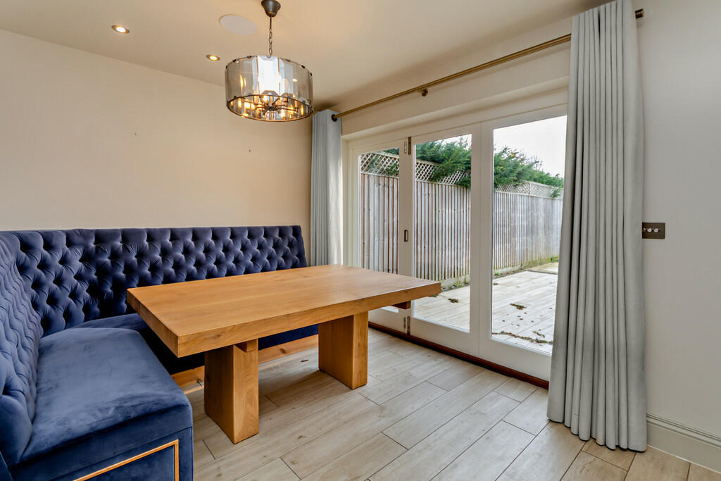 8592195-interior1...