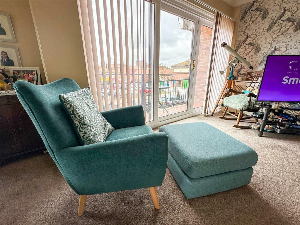 ALTERNATE VIEW OF LOUNGE