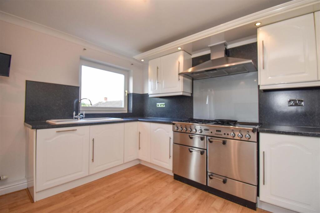 28 Cedar Close Kitchen a.jpg