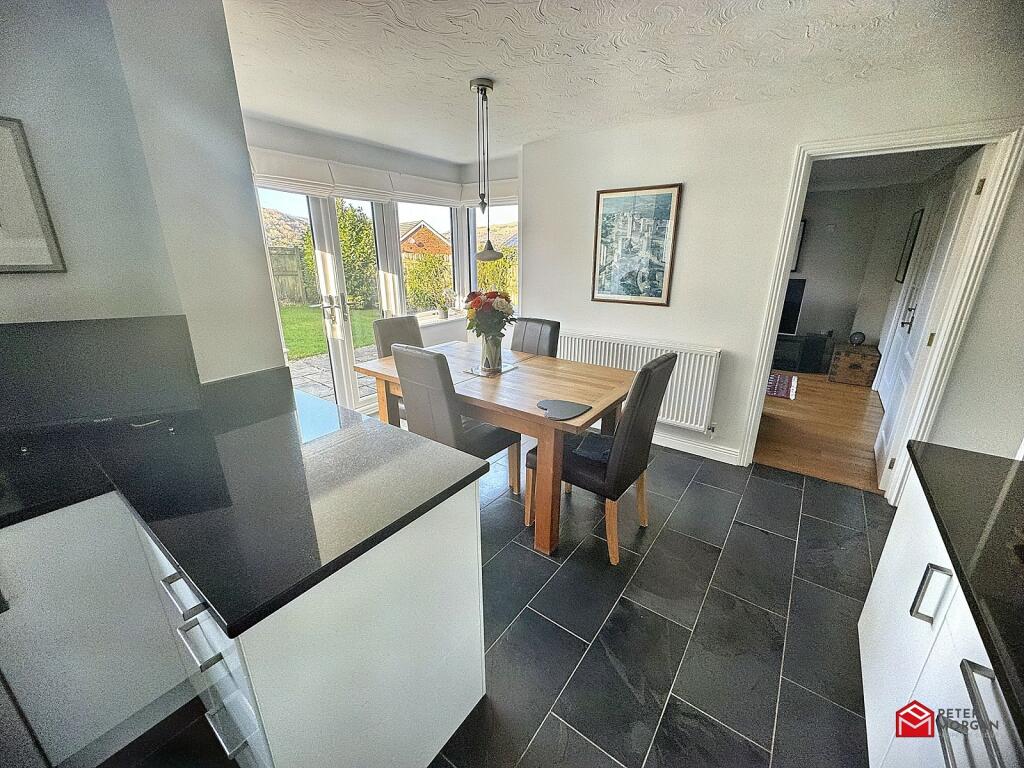 Kitchen / Dining Area