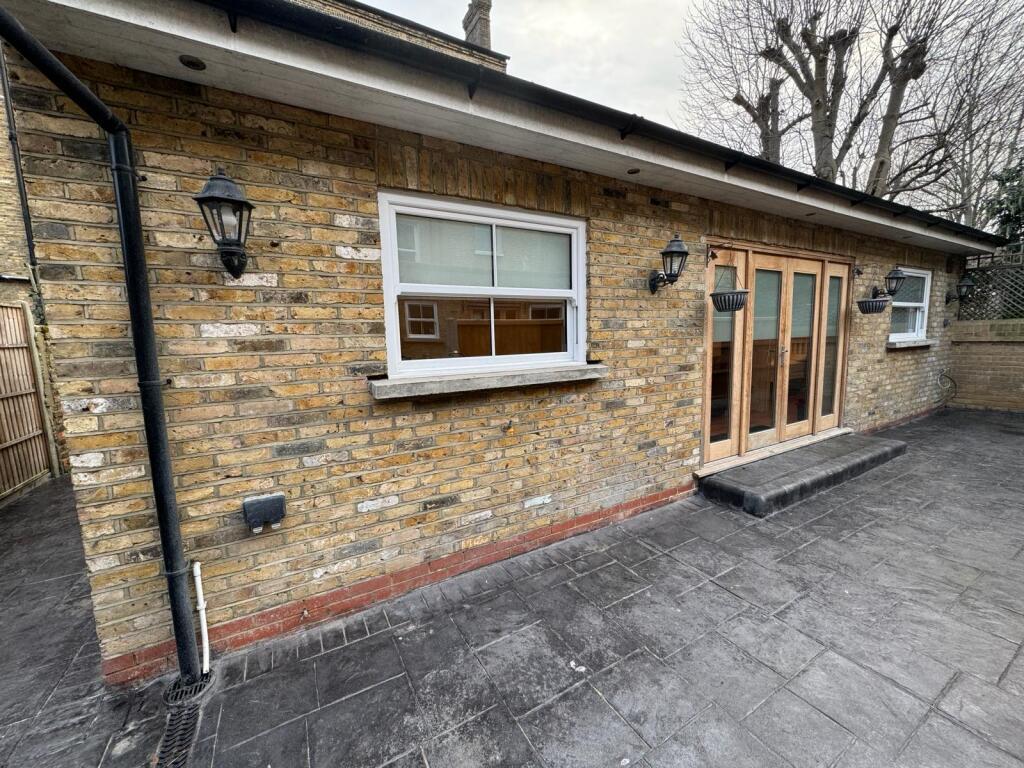 1 bedroom Apartment for rent with outdoor space i