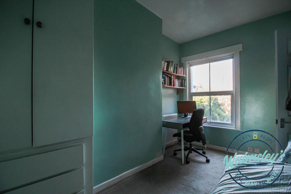 Middle double bedroom