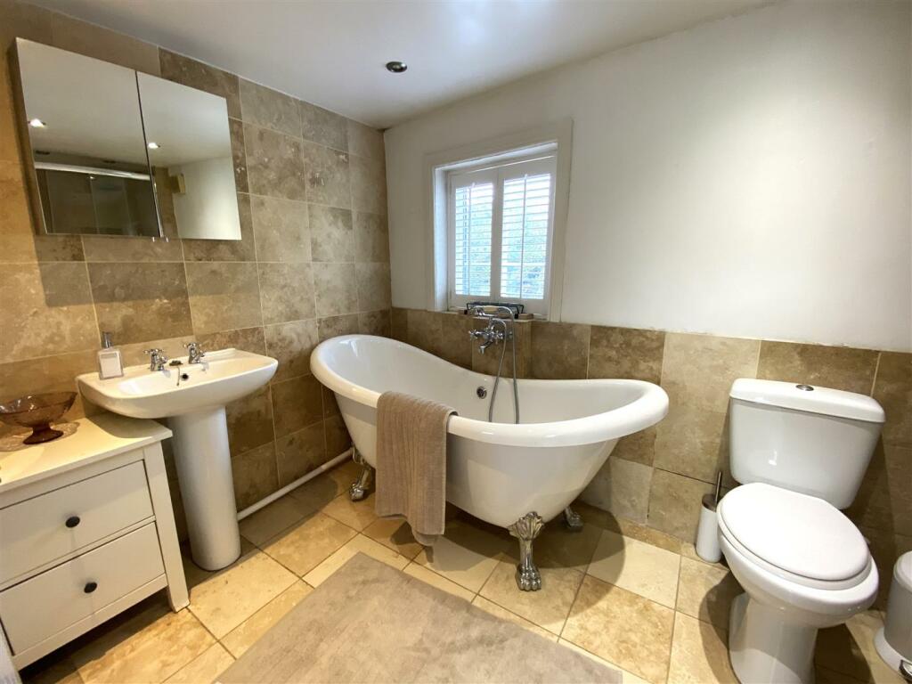ensuite.JPG