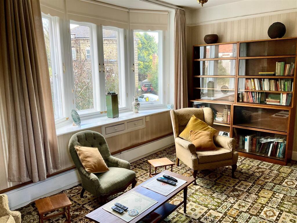 Sitting Room Bed6 pic2.jpg