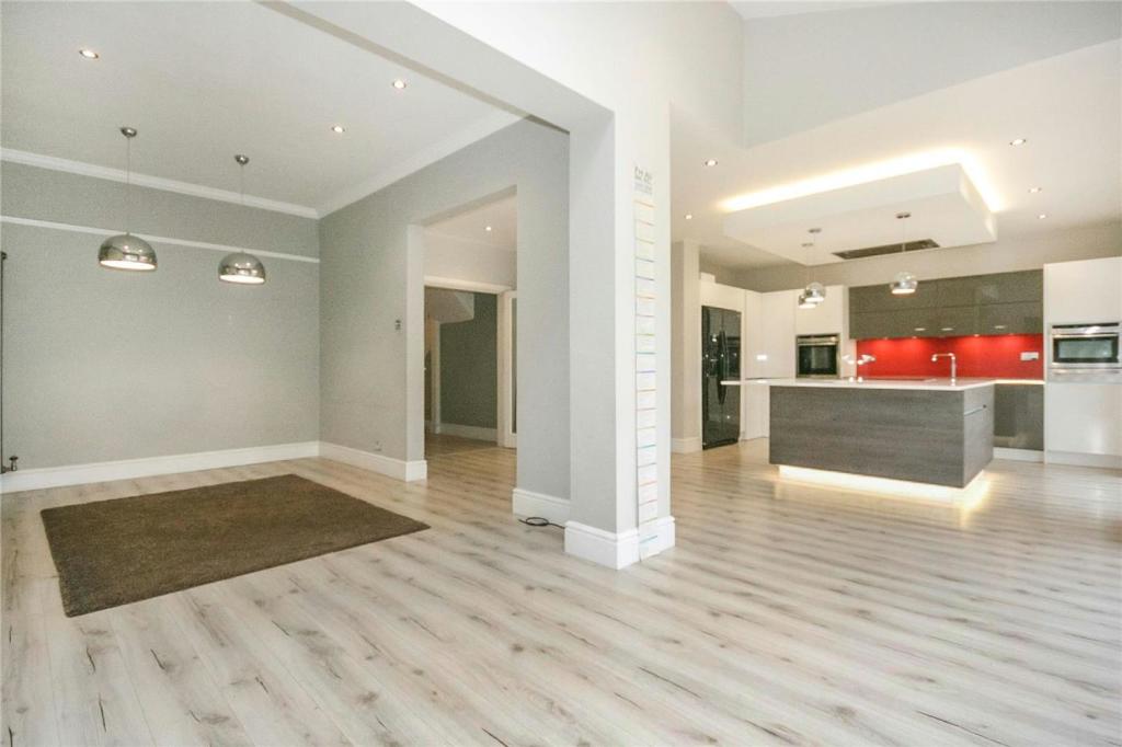 600011674Open Plan Dining Kitchen.jpg