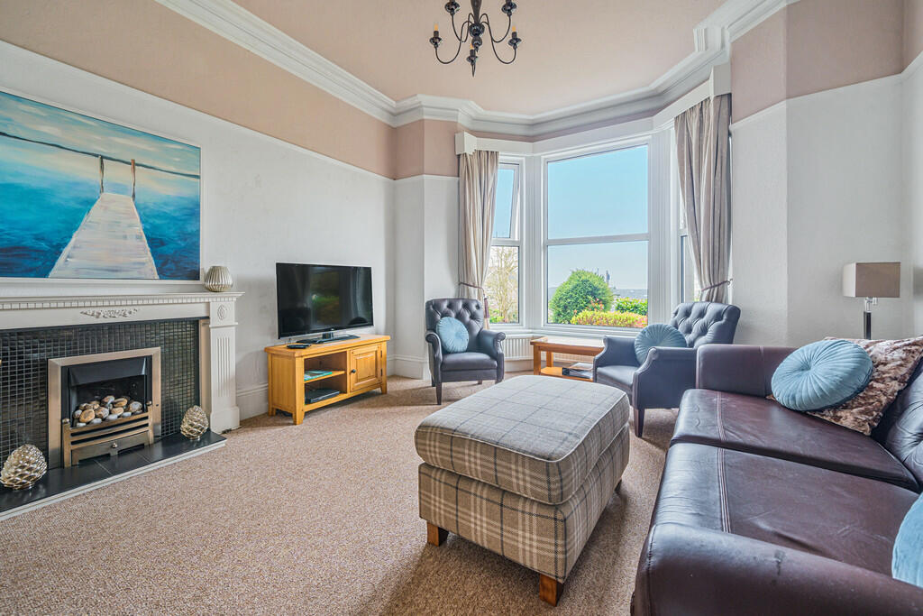 Lounge/Dining Roo...