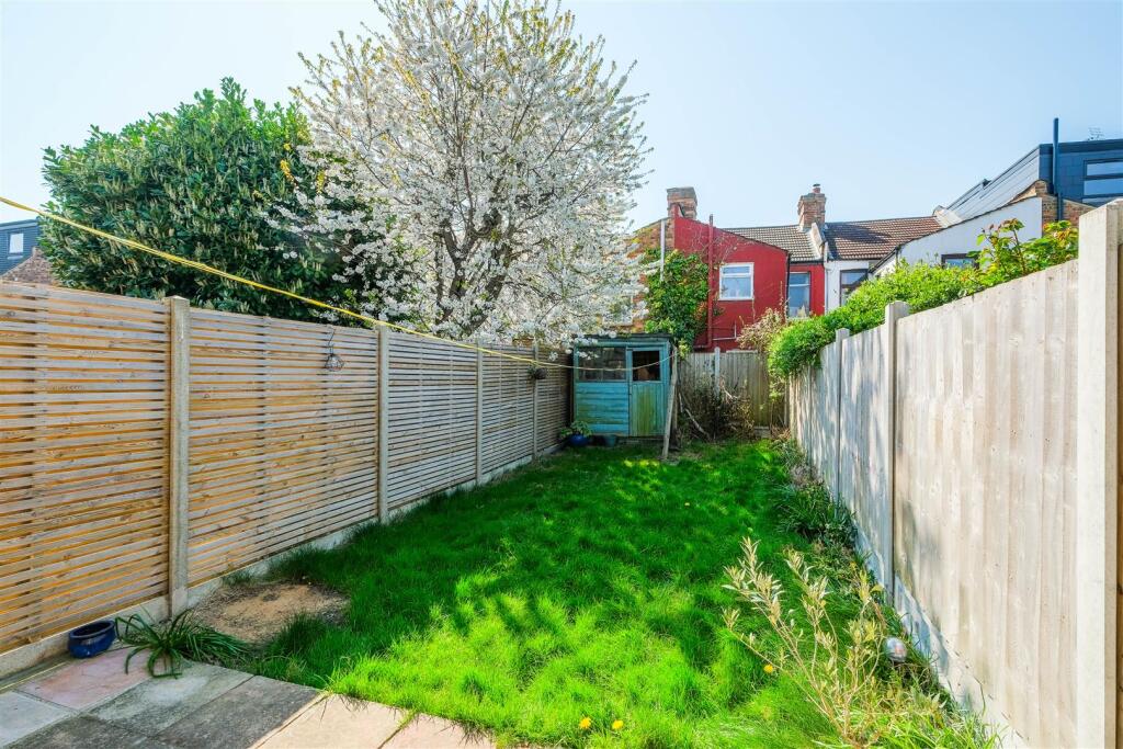 21 Woodend road-25.jpg