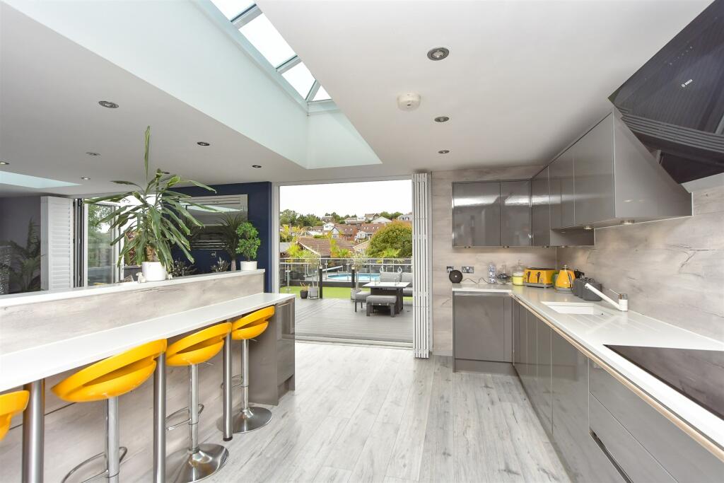 Kitchen/ Breakfast Area