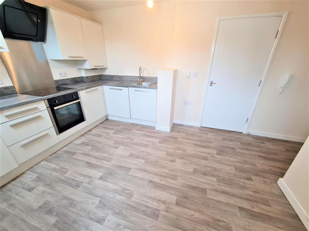 Open Plan Sitting Room / Kitchen Pic 2