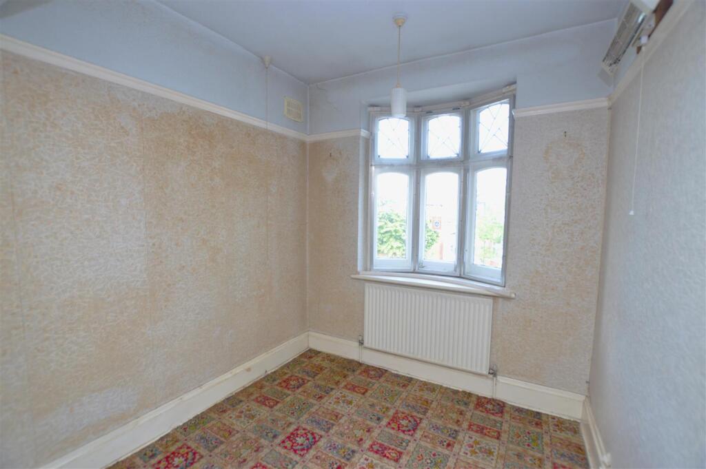 14 Pauline Crescent bed3.JPG