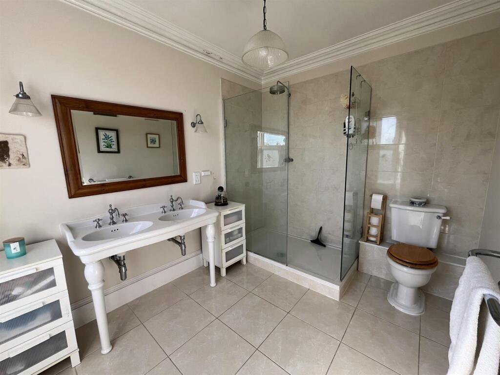 EN-SUITE SHOWER ROOM