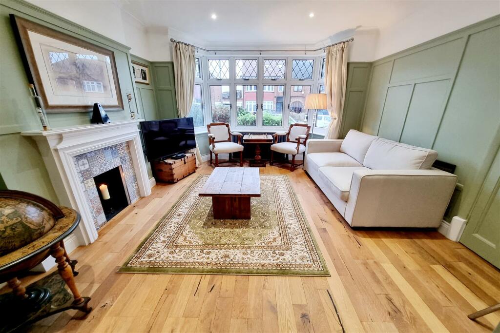 FRONT RECEPTION ROOM 3: PIC. 1