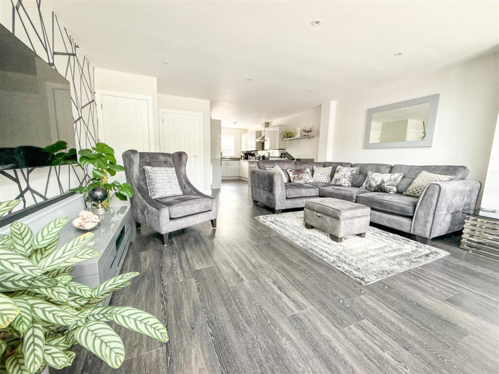 OPEN PLAN LIVING SPACE