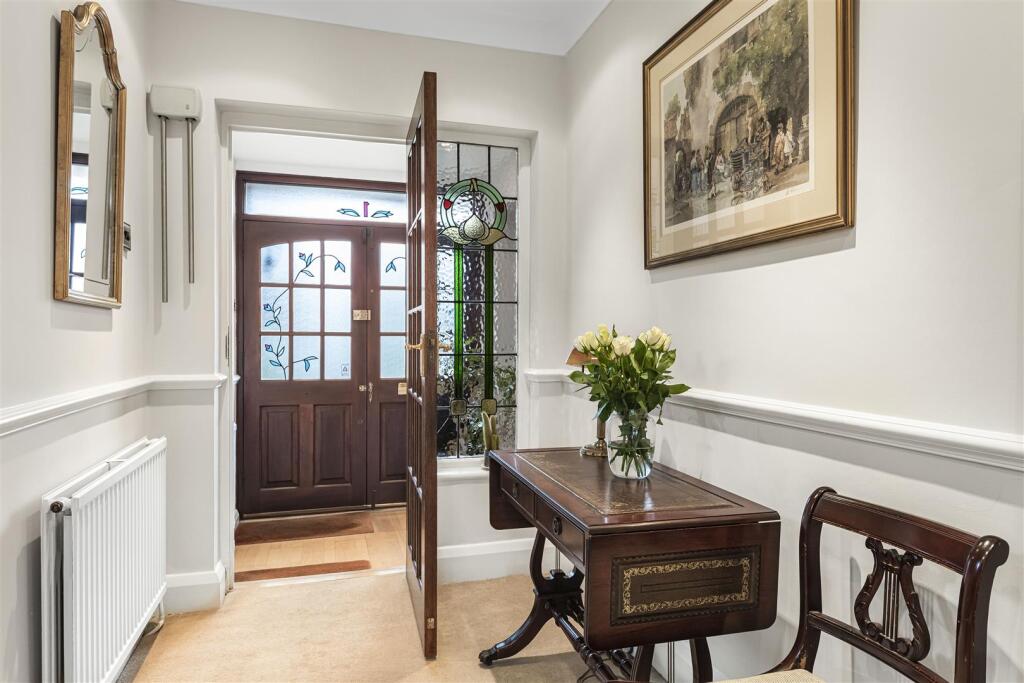 'L' SHAPED ENTRANCE  HALL: PIC. 2