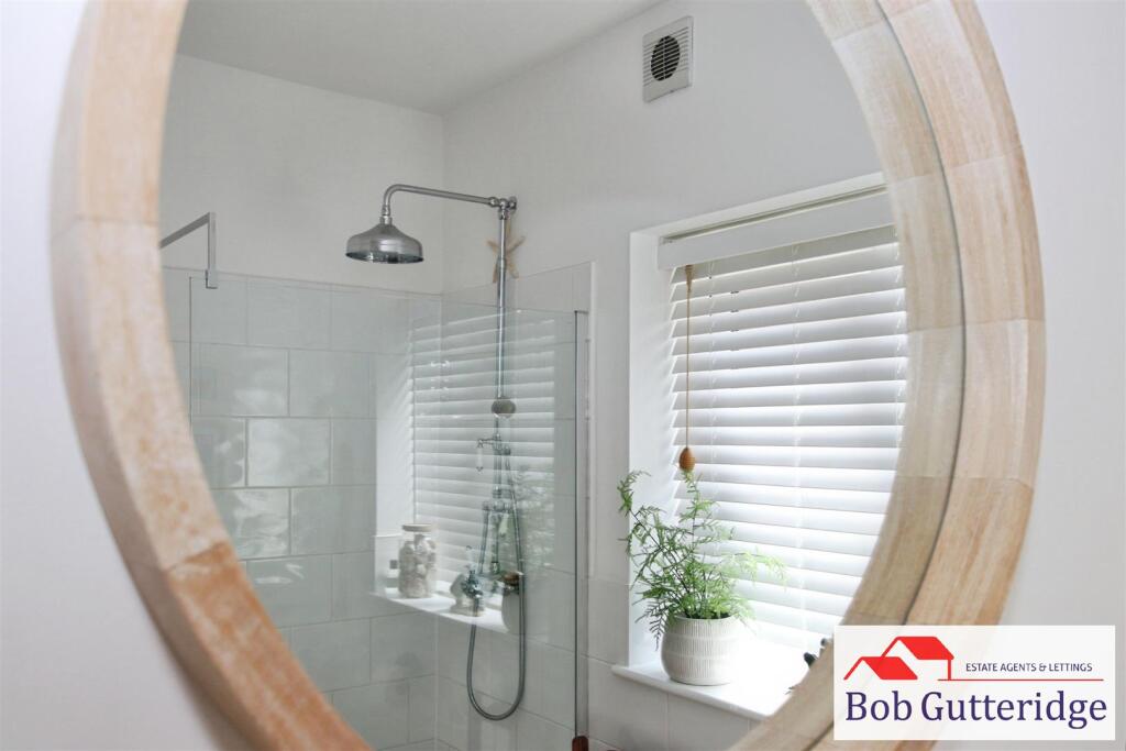 GROUND FLOOR SHOWER ROOM