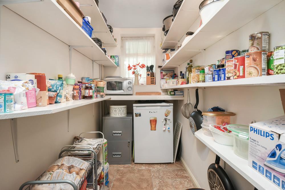 WALK-IN PANTRY / UTILITY