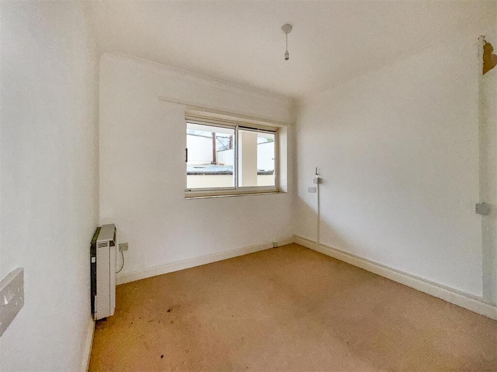 Freehold &amp; Flat 3 Dawes Court, Fisher Street, Paig