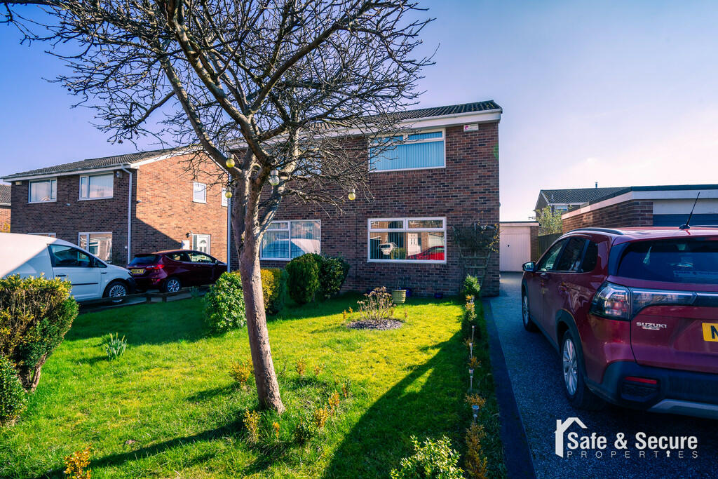 32 Leyland Close-...