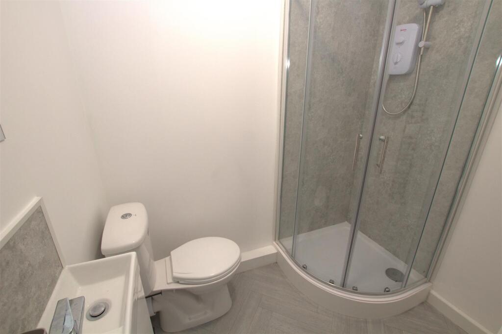 room 3 ensuite.jpg
