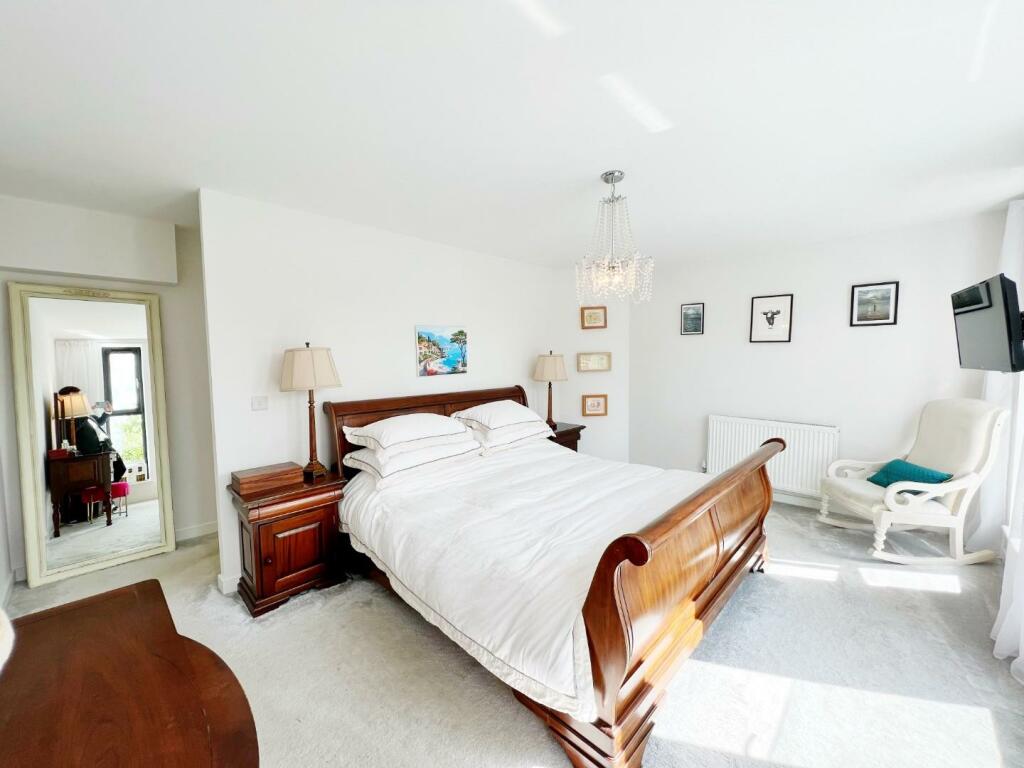 Bedroom 1 pic 2.jpg