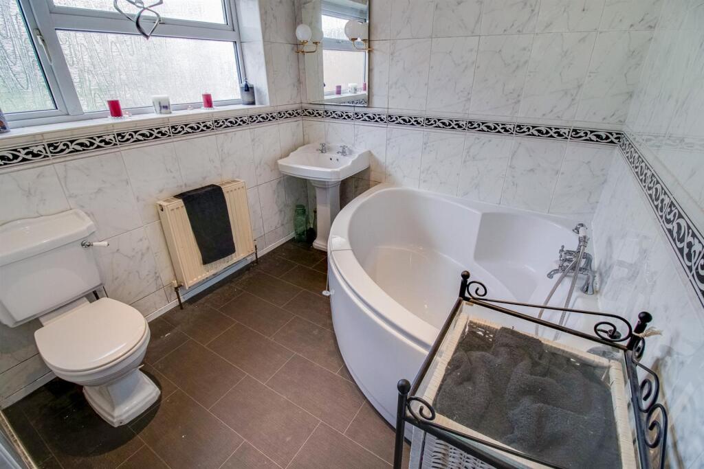 BATHROOM/W.C.