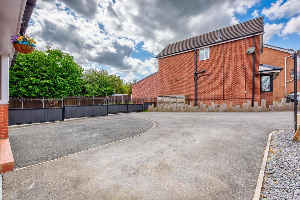 25OldHouseClose(Exterior)(7of7).jpg