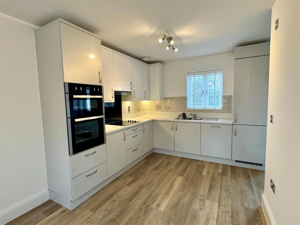 12 Stret Lugan Kitchen