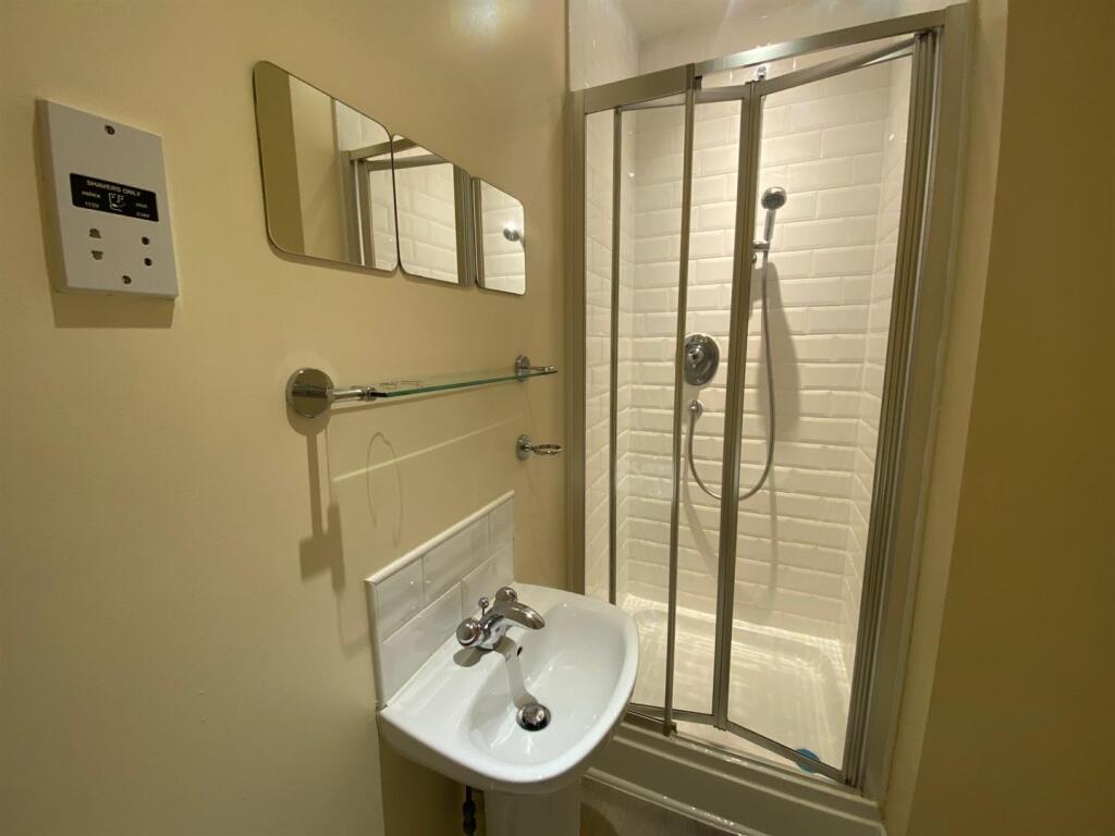SHOWER ROOM.jpg