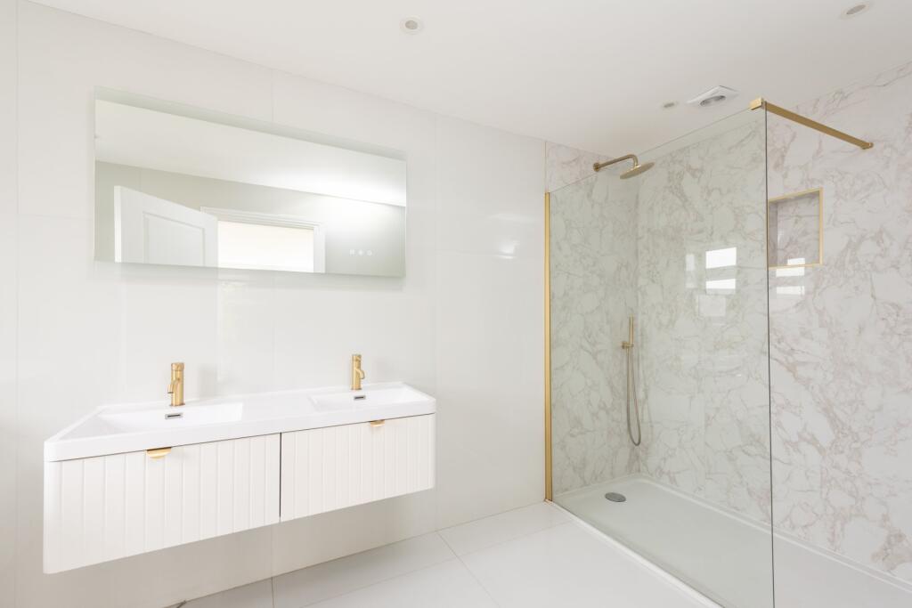 Bedroom One En Suite
