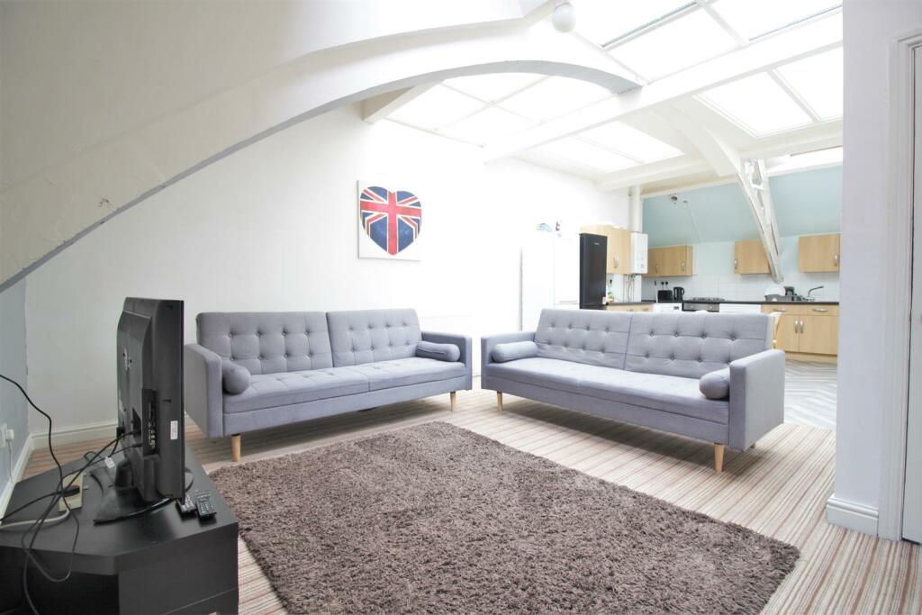 Student-letting-agent-living room  1.JPG