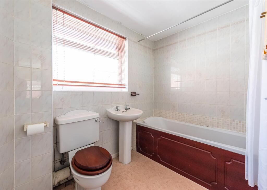 209 Common Road-Bathroom.jpg