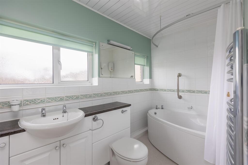 Old Maltongate 47 Bathroom.jpg