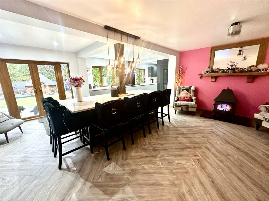 KITCHEN/FAMILY/DINING ROOM