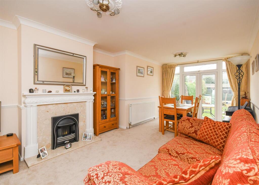 16 Clive Road - Lounge.jpg