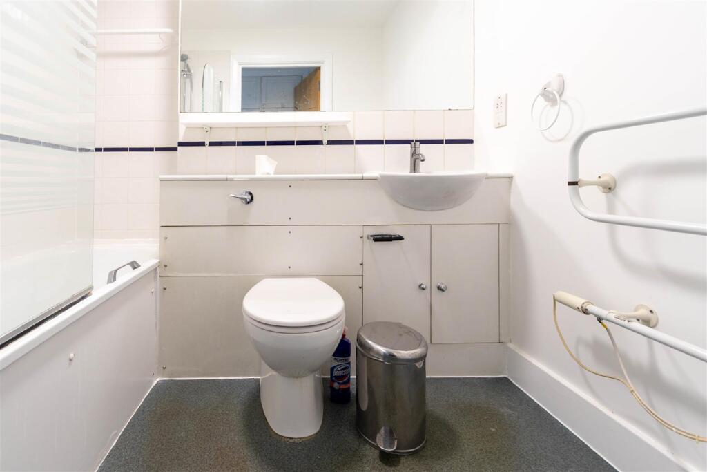 bathroom 1.jpg