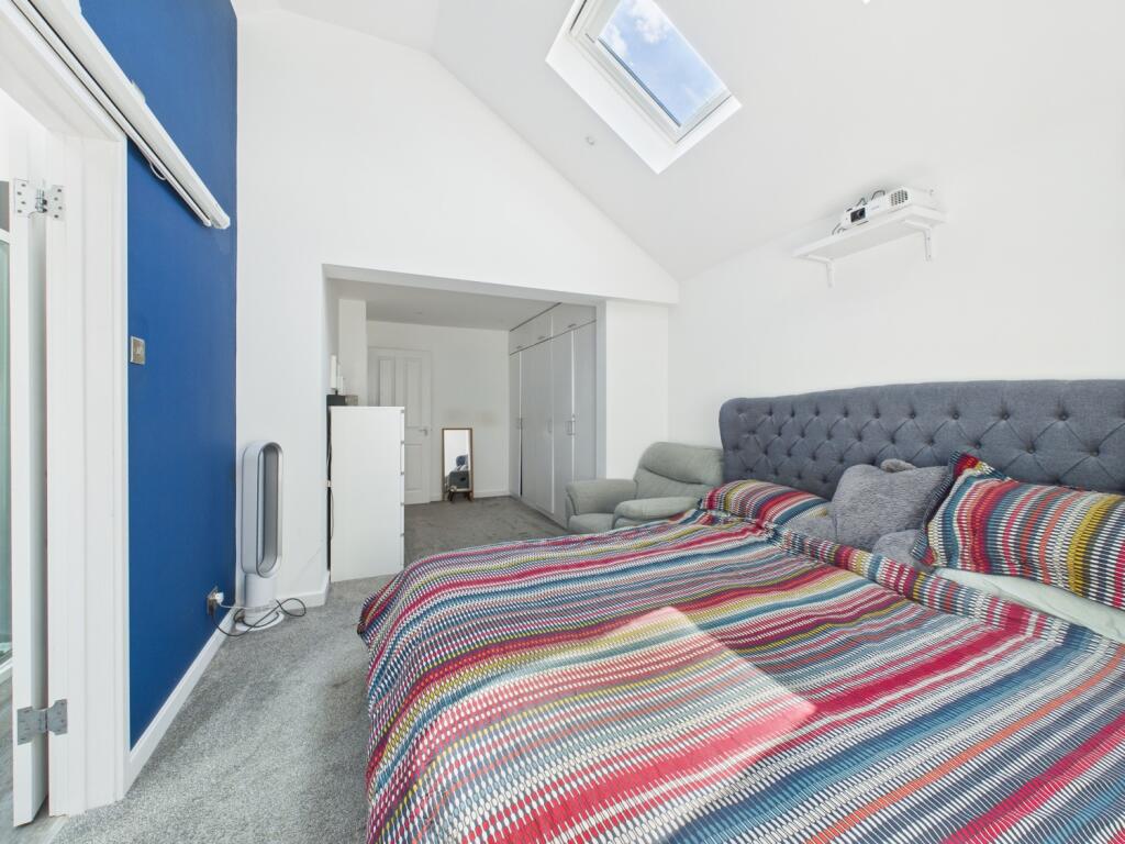 15. CAM04922G0-PR0050-STILL025