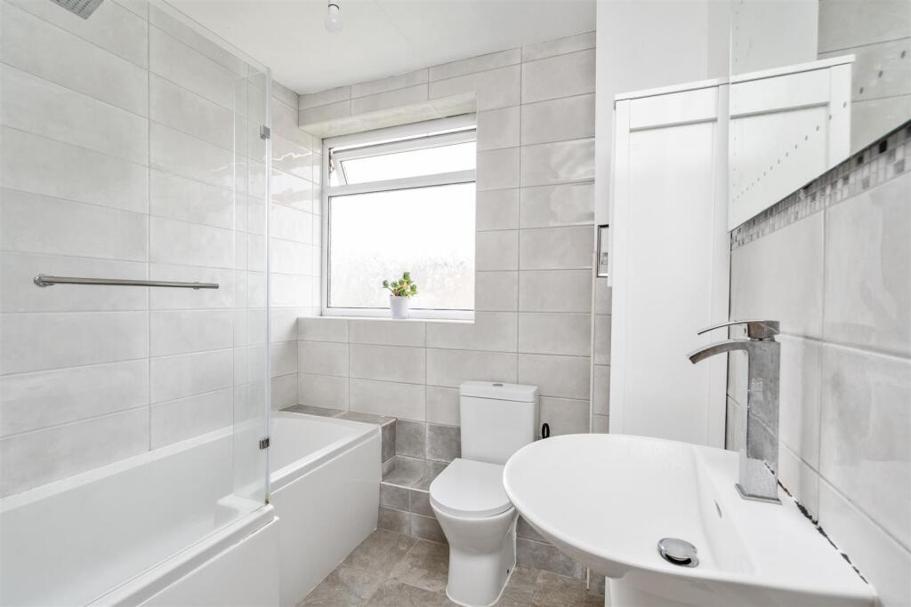 2 Oakland Close_14.jpg