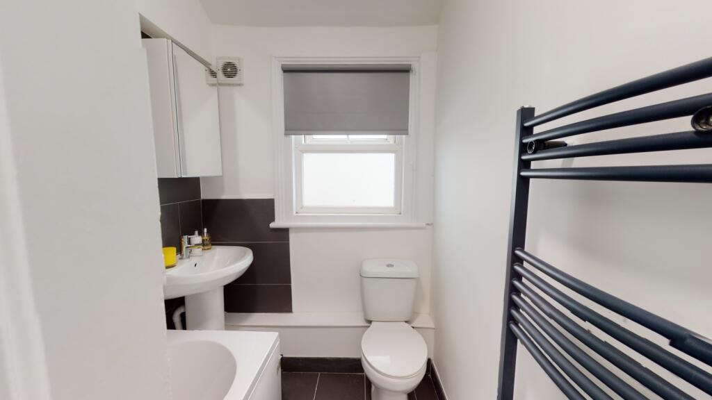 597-Gloucester-Road-Bathroom