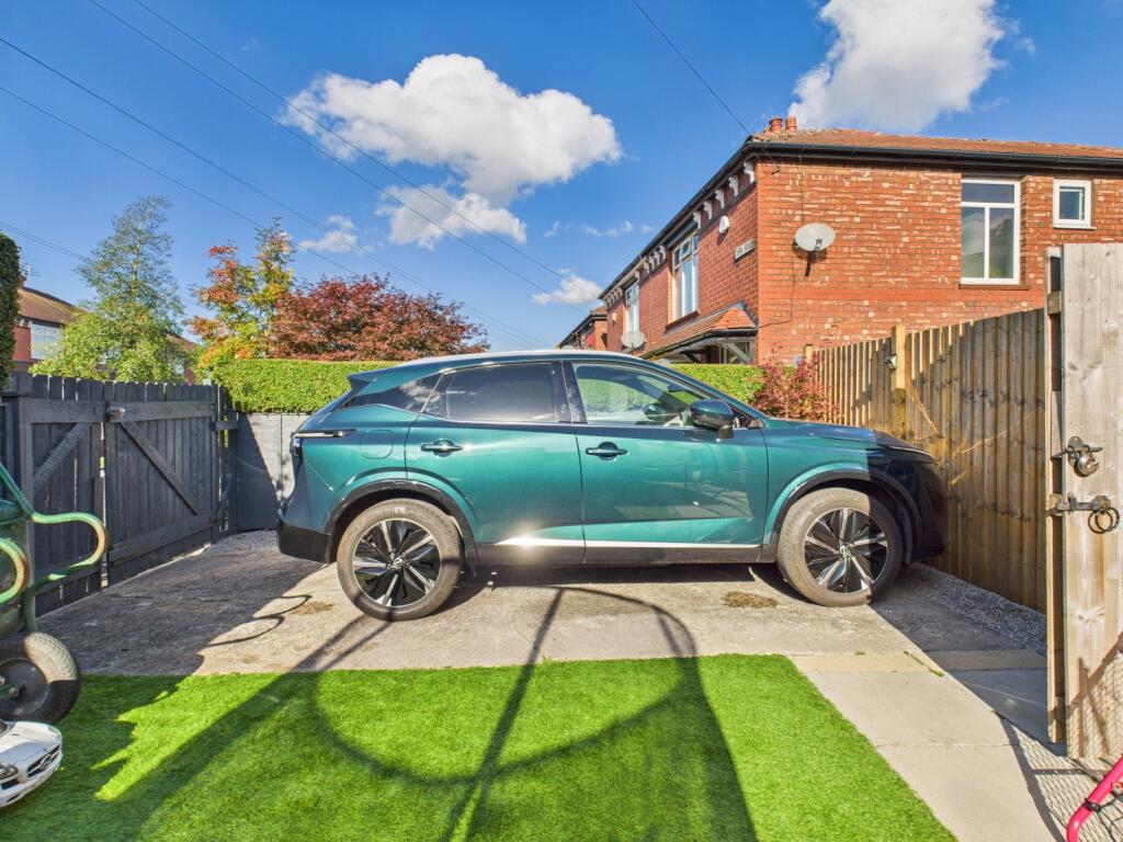 CAM03729G0-PR0148-STILL024