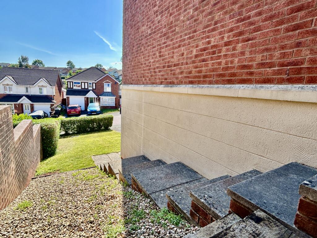 Side Garden To Front