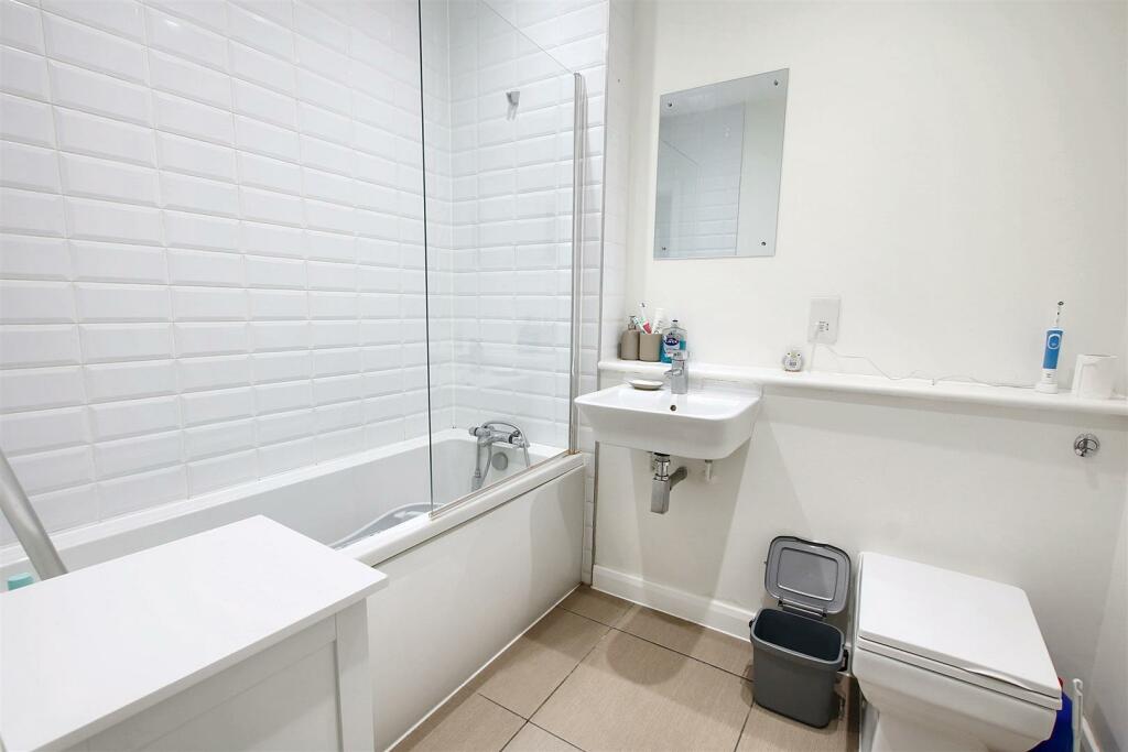 Family bathroom.JPG