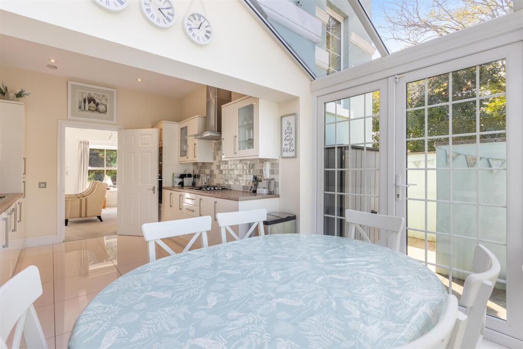 A14 - The Hamptons, Torquay - 250429.jpg