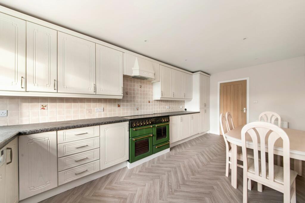 OPEN-PLAN DINING KITCHEN