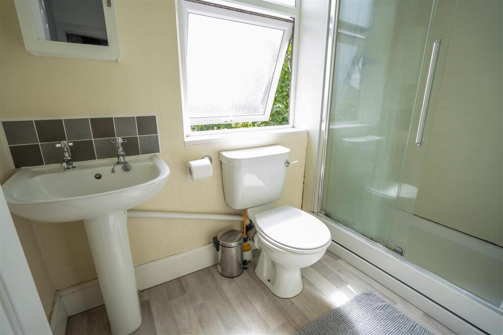Bathroom 1.jpg