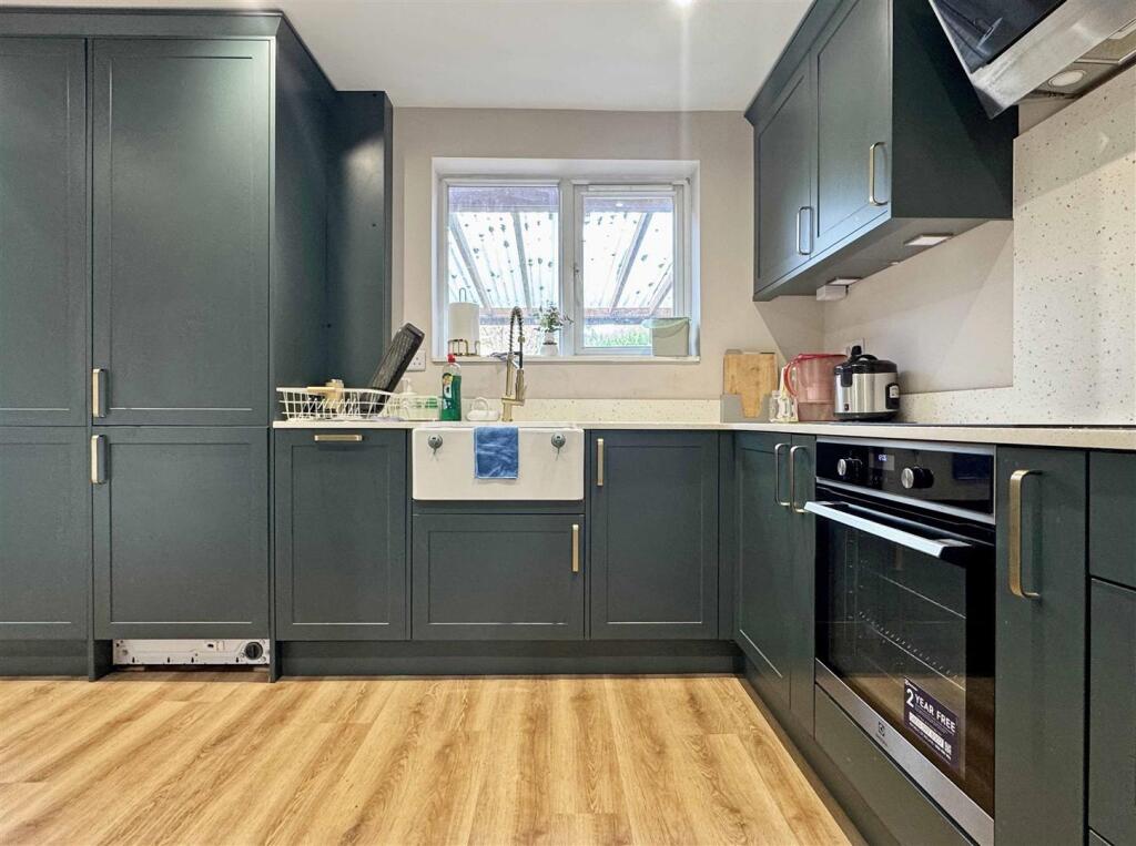 Kitchen b.jpg