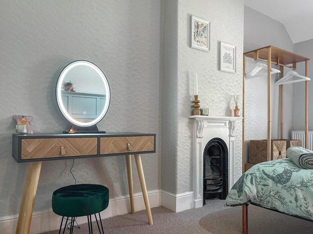 Bedroom One - dressing table.jpg
