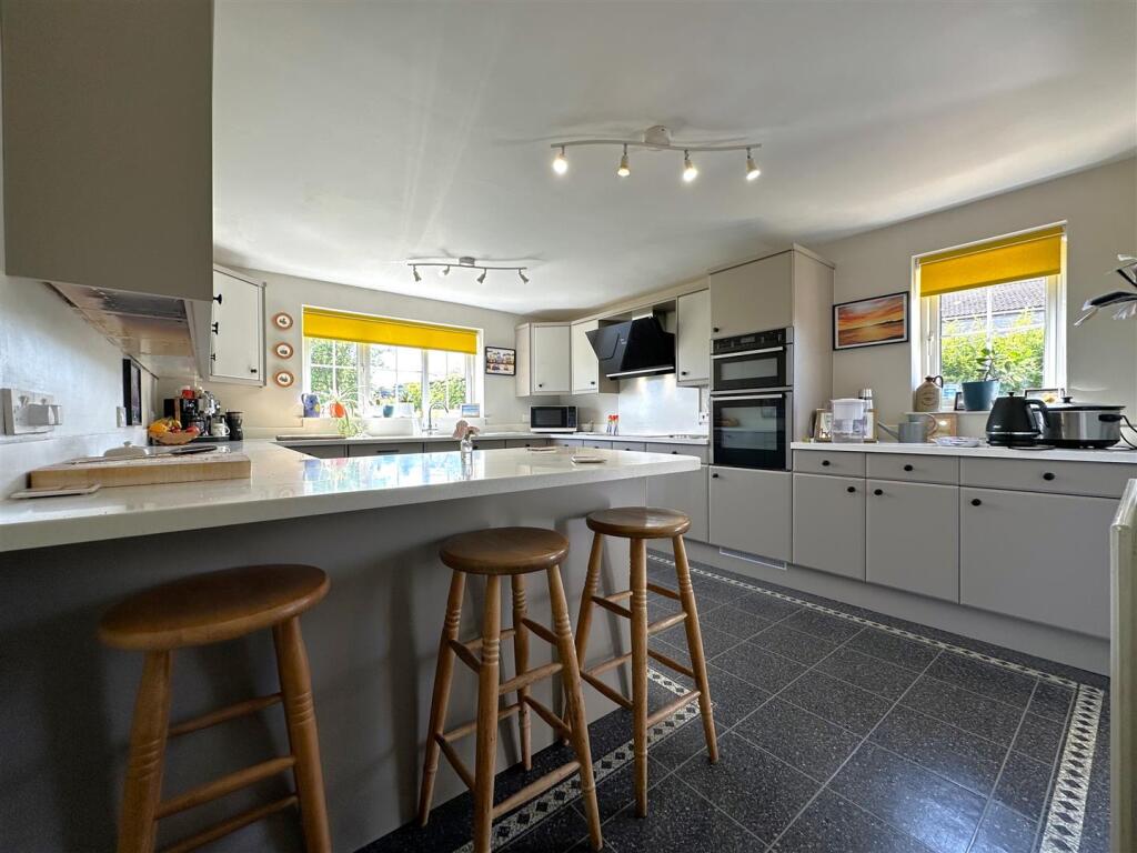 Well-Appointed Dining Kitchen 956