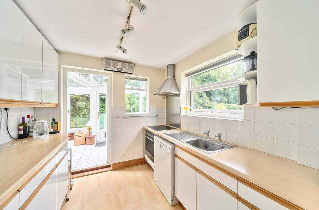 1314303-17-685c02...